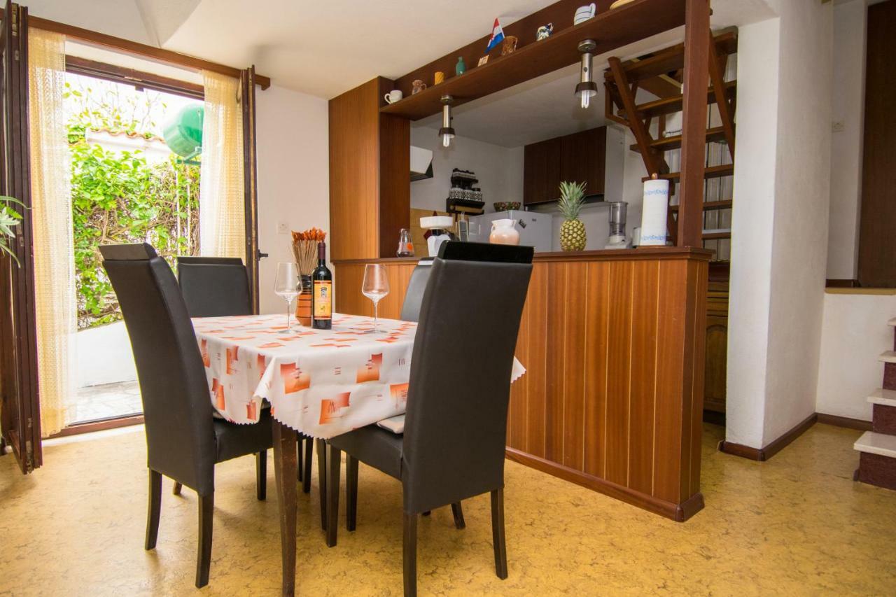 Vacation Home Mirjana Seget Vranjica Eksteriør billede